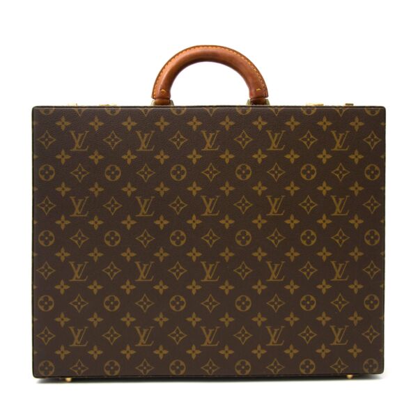 Bent u op zoek naar een Louis Vuitton Monogram Briefcase? Koop en verkoop uw authentieke Louis Vuitton Monogram Briefcase aan de beste prijs bij Labellov.
