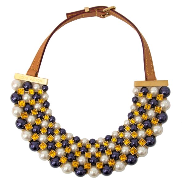 Louis Vuitton Collier Pearls and Crystals collier for the best price available online at Labellov. Koop en verkoop uw authentieke designer handtas aan de beste prijs bij Labellov. Koop en verkoop.