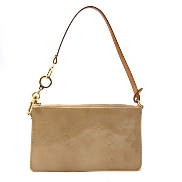 Louis Vuitton Beige Vernis Lexington Pochette Buy authentic secondhand Louis Vuitton bags at the right price at Labellov vintage designer webshop. Safe and secure online shopping. Koop authentieke tweedehands Louis Vuitton tassen bij LabelLOV webwinkel