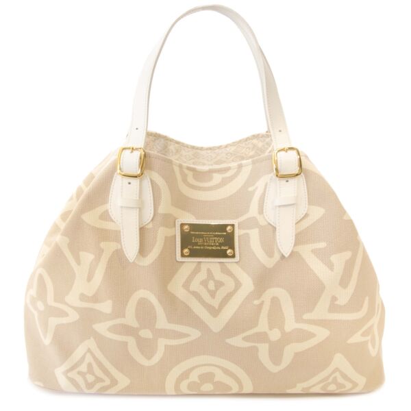 Louis Vuitton Tahitienne Beige Canvas Tote Bag. Buy authentic Louis Vuitton Limited Collection Tahitienne bag. Secure payment. Koop authentieke Louis Vuitton beachbag bij Labellov. Acheter authentique sac à main de Louis Vuitton. Paiement Securisé
