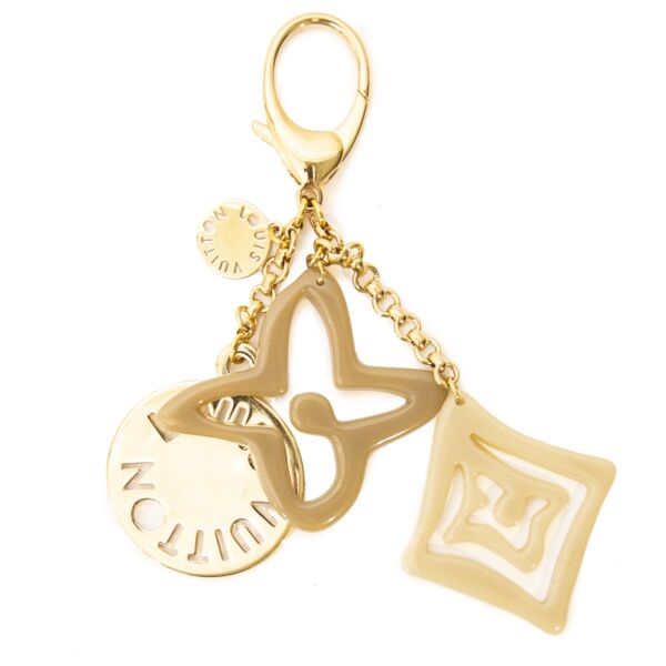 Louis Vuitton Tahitienne Keychain Buy and sell vintage handbags and fashion accessories at Labellov Antwerp. Koop en verkoop handtassen bij Labellov Antwerpen, webshop en winkel. Betaal veilig en eerlijk. Vente et achat de sac a mains vintage.