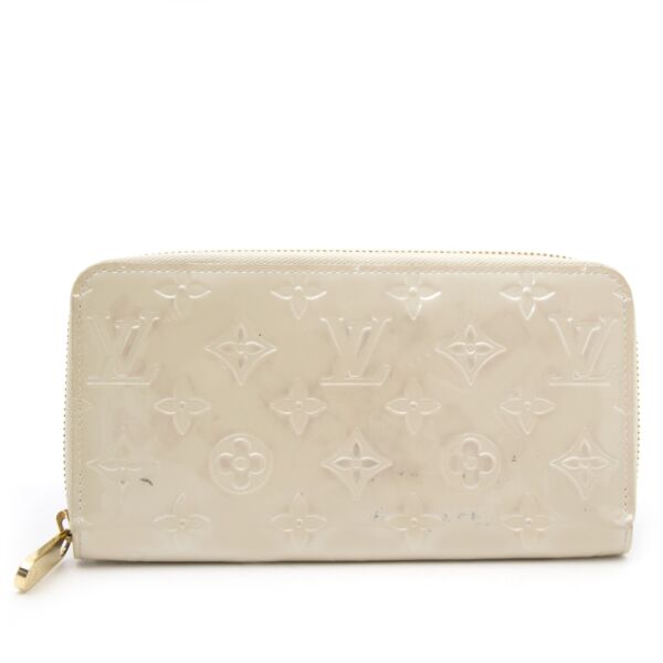 Louis Vuitton Zippy portefeuille Corai Patent Leather nu verkrijgbaar op www.Labellov.com aan de beste prijs.