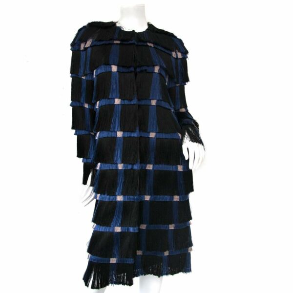 Buy an authentic secondhand Marco de Vincenzo coat at the right price at LabelLOV vintage webshop. Safe and secure online shopping.