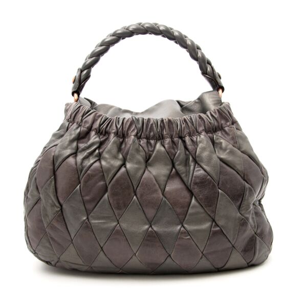 Koop uw authentieke Miu Miu grijze lederen handtas aan de beste prijs bij Labellov