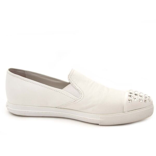 Buy authentic secondhand Miu Miu white sneakers at the right price at LabelLOV vintage webshop. Safe and secure online shopping.