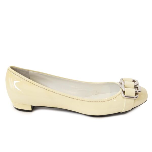 Miu Miu Ivory Patent Leather Ballerinas - Size 41. Koop tweedehands Miu Miu ballerinas online bij LabelLOV. Acheter en ligne des chaussures de Miu Miu, paiement sécurisé. Buy authentic secondhand Miu Miu Ballerinas online at LabelLOV webshop.