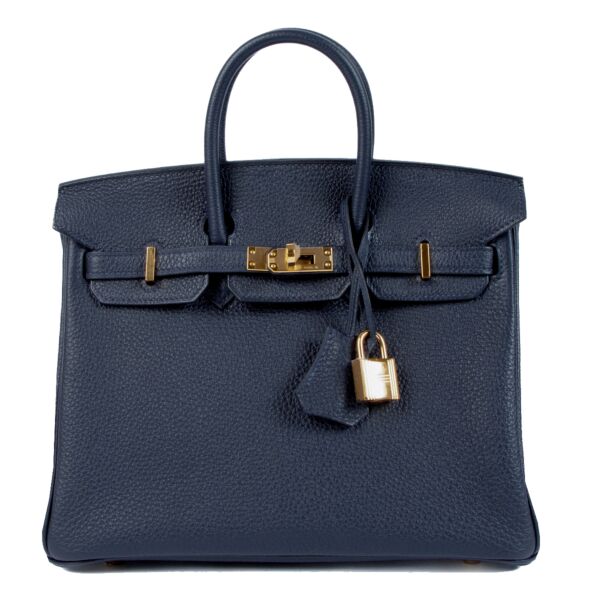 Hermès Birkin 25 Bleu Nuit Togo with Gold Hardware aan de beste prijs bij Labellov. Wij kopen en verkopen aan de beste prijs bij Labellov tweedehands luxe expert in Antwerpen en Knokke.