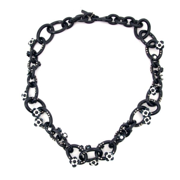 Authentieke blauwe tweedehands Prada ketting bij Labellov