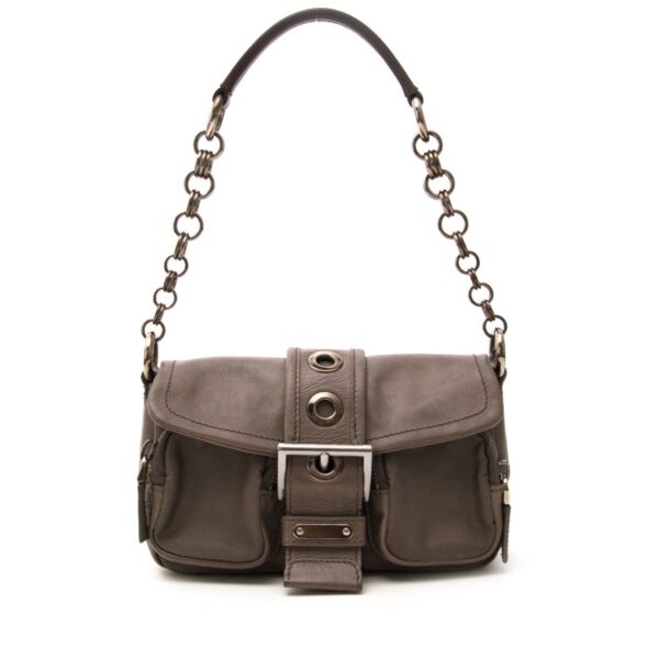 Buy vintage Prada shoulder bags for the best price at Labellov webshop. Safe and secure online shopping with 100% authenticity. Acheter vintage Prada sac d'épaule pour le meilleur prix.