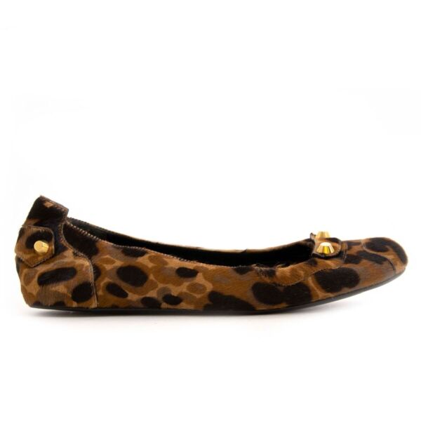 Buy secondhand Balenciaga shoes at Labellov. Safe online shopping at a fair price.