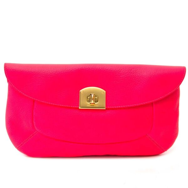 Buy an authentic secondhand Sergio Rossi clutches at the right price at LabelLOV vintage webshop. Safe and secure online shopping.