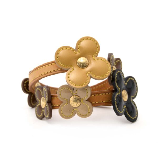 Louis Vuitton Lexington Cognac Leather Floral Fleurs Vernis Bracelet Buy authentic designer LV secondhand bracelet at Labellov at the best price. Safe and secure shopping. Koop tweedehands authentieke Louis Vuitton armband bij designer webwinkel labellov.
