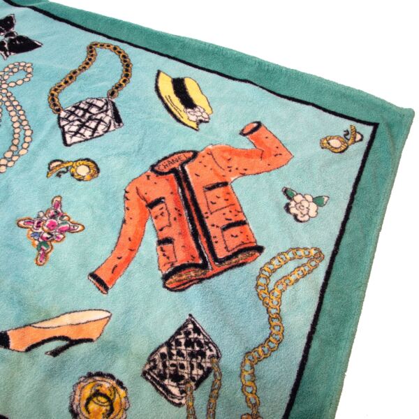  Koop authentieke tweedehands Chanel handdoek bij Labellov vintage webshop aan de laagste prijs.