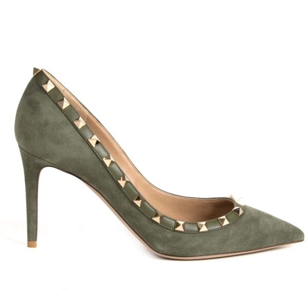 koop Valentino Khaki Suede Rockstud Pumps - Size 38,5 bij labellov aan de beste prijs