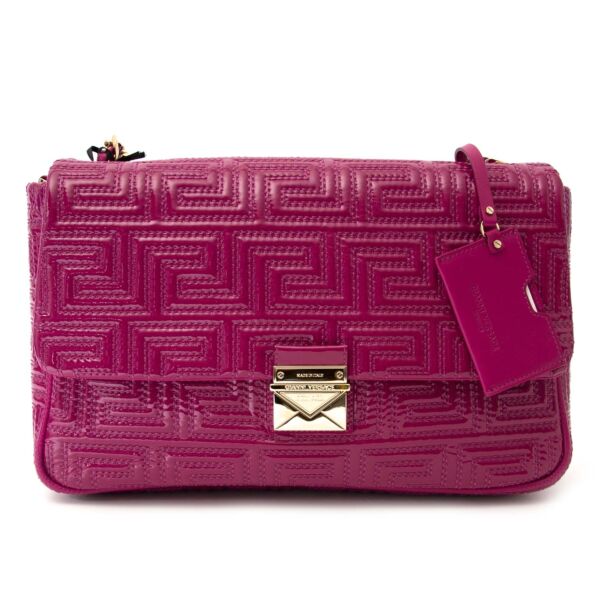 Versace Couture Fuchsia Patent Shoulder Bag Buy authentic designer versace secondhand bags at Labellov at the best price. Safe and secure shopping. Koop tweedehands authentieke versace tassen bij designer webwinkel labellov.