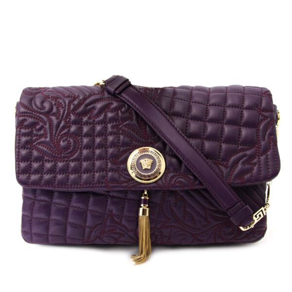 Versace Purple Quilted Paisley Medusa Shoulder Bag Buy authentic designer Versace secondhand bags at Labellov at the best price. Safe and secure shopping. Koop tweedehands authentieke Versace tassen bij designer webwinkel labellov.