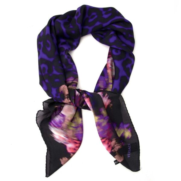 Buy an authentic secondhand Versace scarves at the right price at LabelLOV vintage webshop. Safe and secure online shopping.