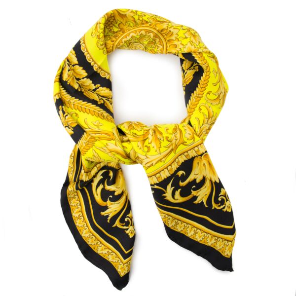 koop veilig online aan de beste prijs Versace Gold Black Carré Scarf 