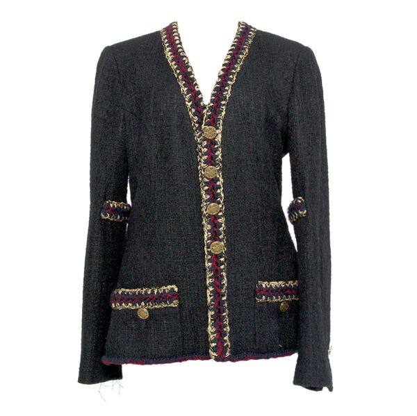 Unique authentic Chanel Wool Blazer Vest with gold metallic accents.Shop safe online with Labellov. Vind een 100% authentieke tweedehands Chanel handtas.  Trouvez sacs, vêtements, accessoires, bijoux Chanel d'occasion. Authenticité garantie.