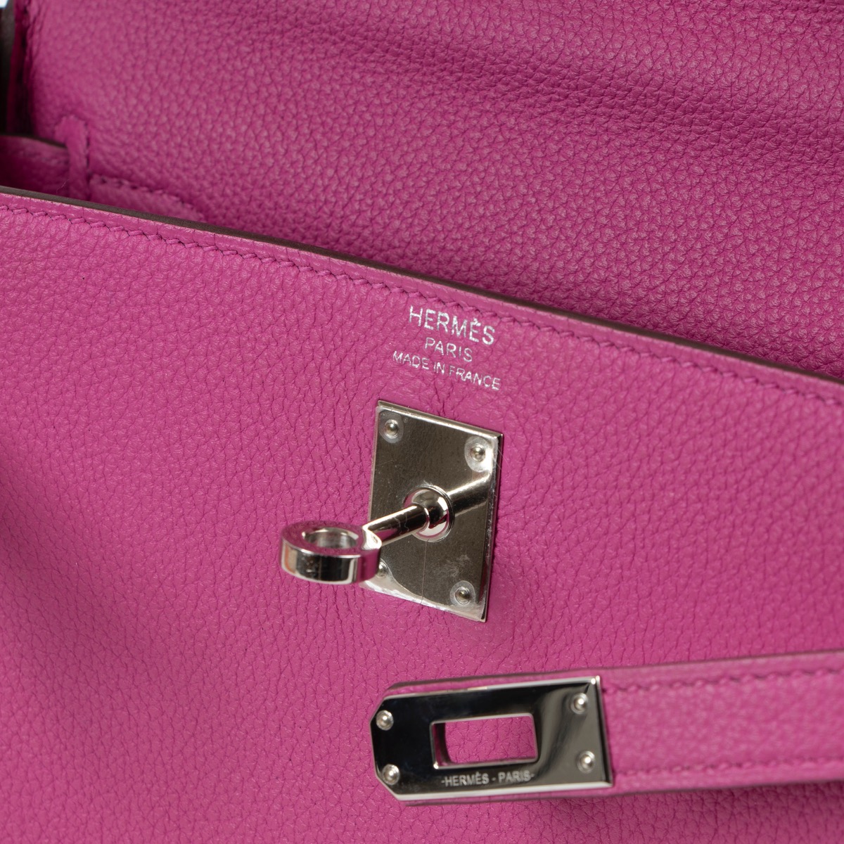 Add a pop of color to your wardrobe with the Hermès 25cm Pink Magnolia Togo  Kelly handbag – Only Authentics