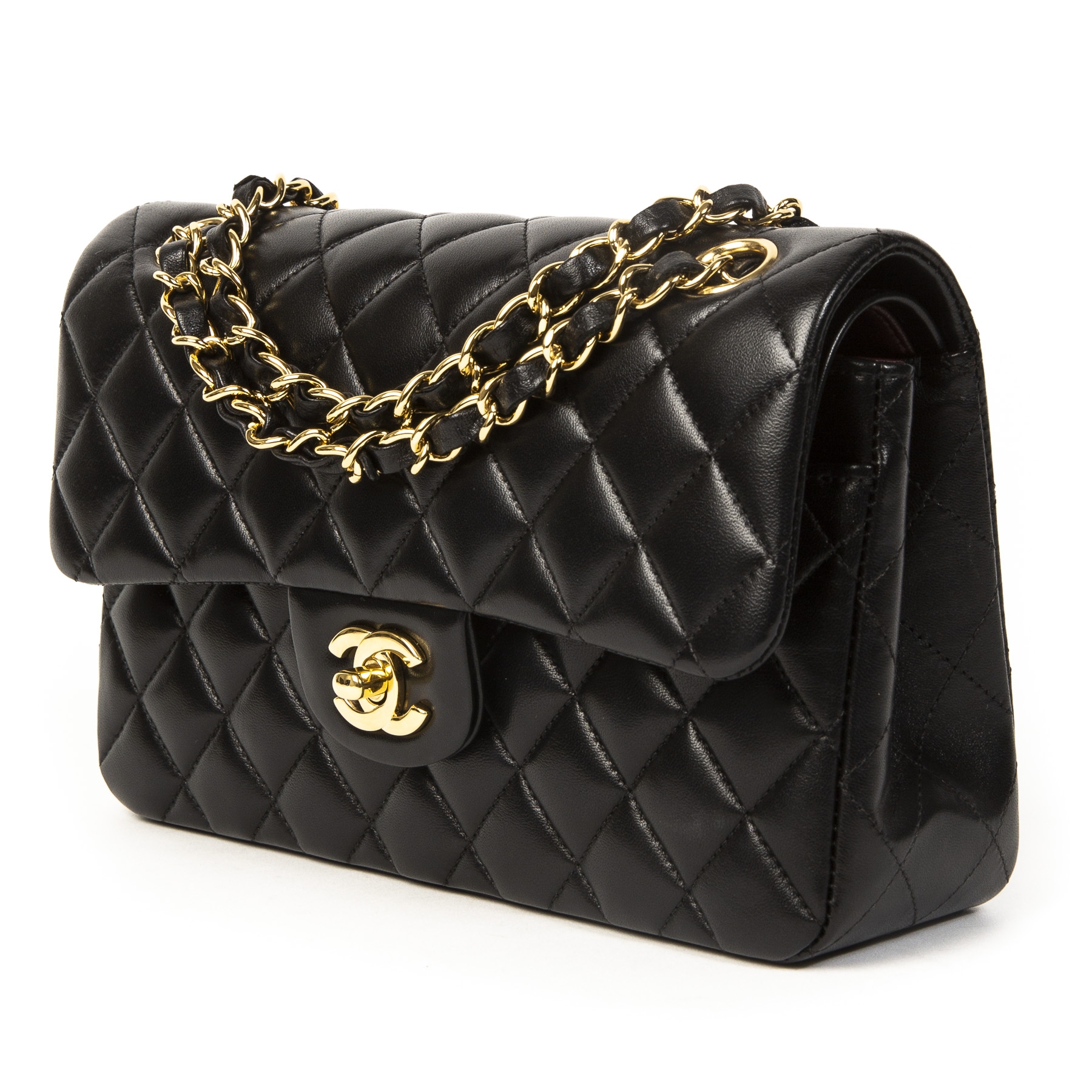 black chanel bag with black chain necklace