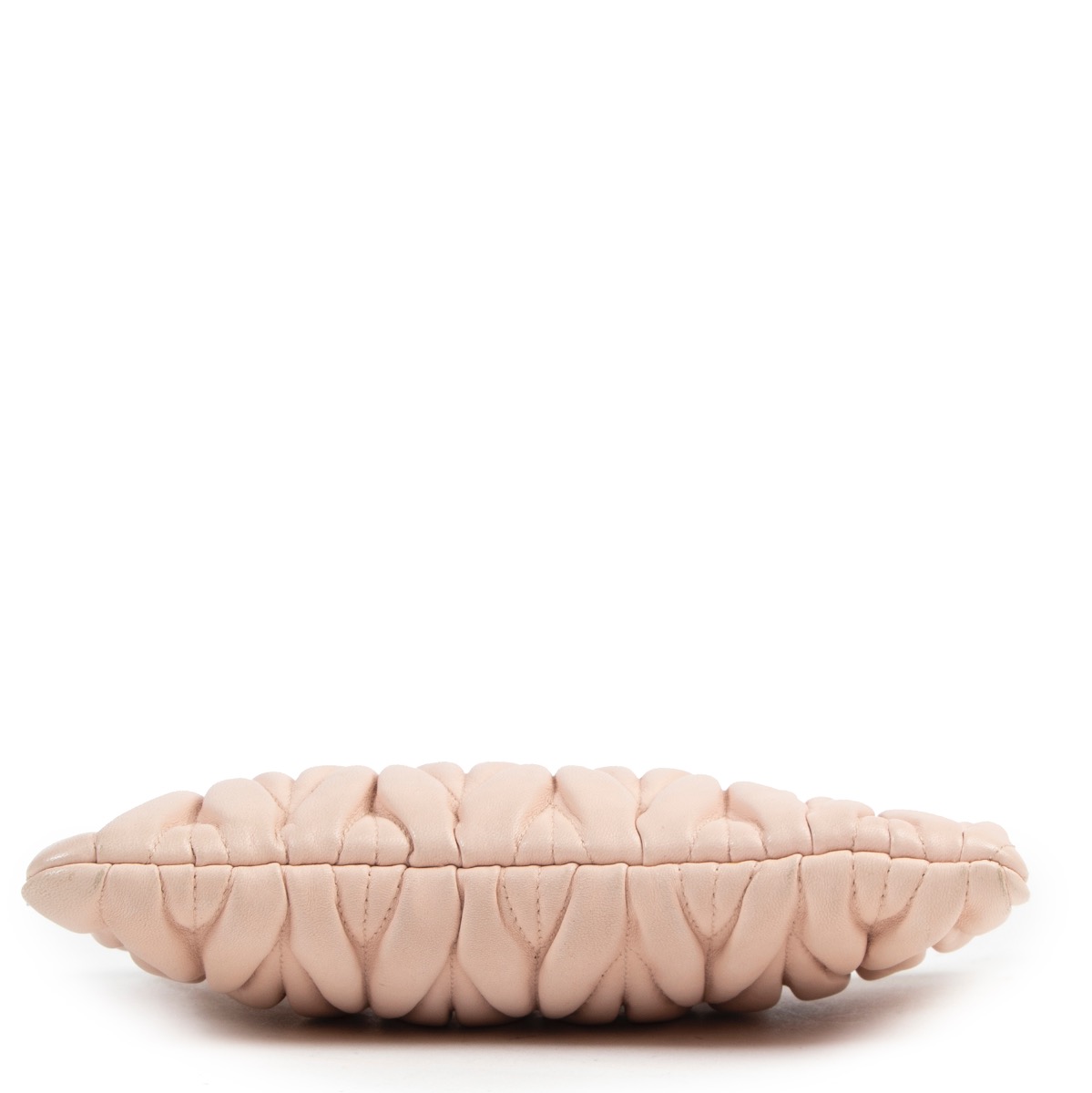 関税・送料込 MIU MIU Biscuit leather clutch バッグ Miu Miu Matelassé nappa leather mini-pouch for Women - Gold