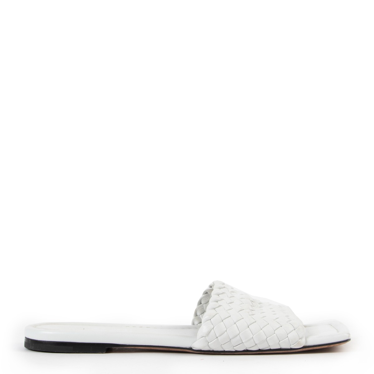 【BOTTEGA VENETA】Flat Sandals/追跡+関税+全国送料込み Bottega Veneta Padded Flat Sandals in Azalea | FWRD