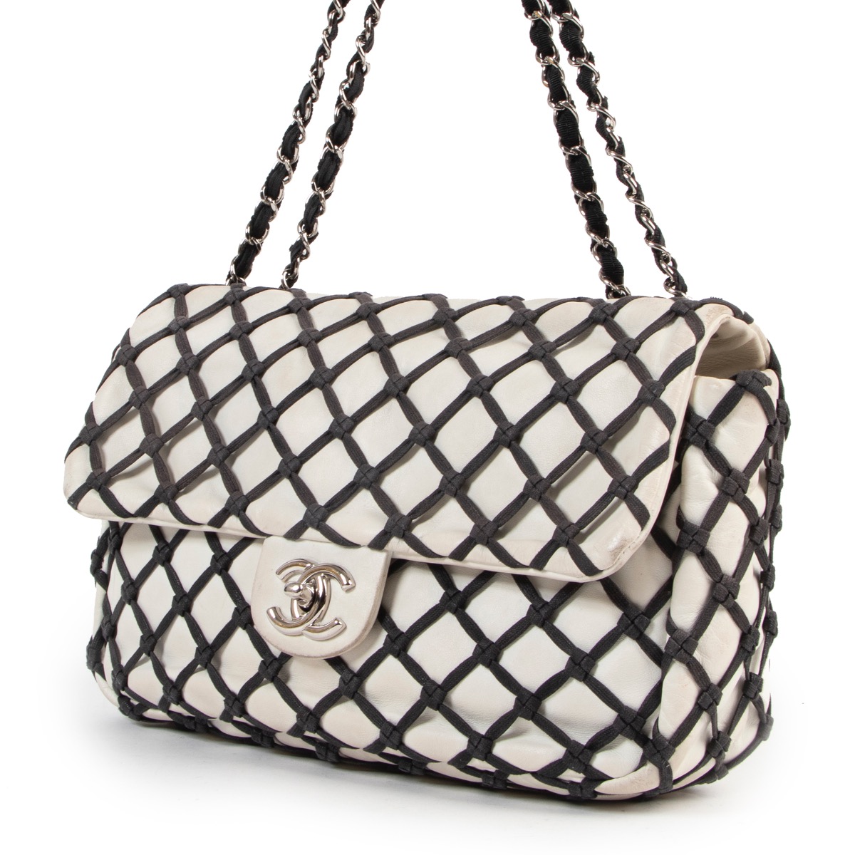 最終セール❗️CHANEL バングル ホワイト/ブラック Chanel Black And White Limited Flap Bag ○ Labellov ○ Buy