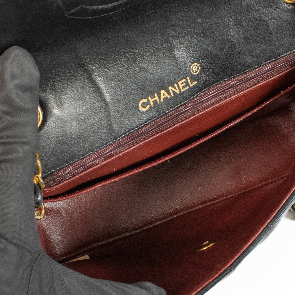 Chanel Black Classic flap bag ○ Labellov ○ Buy and Sell