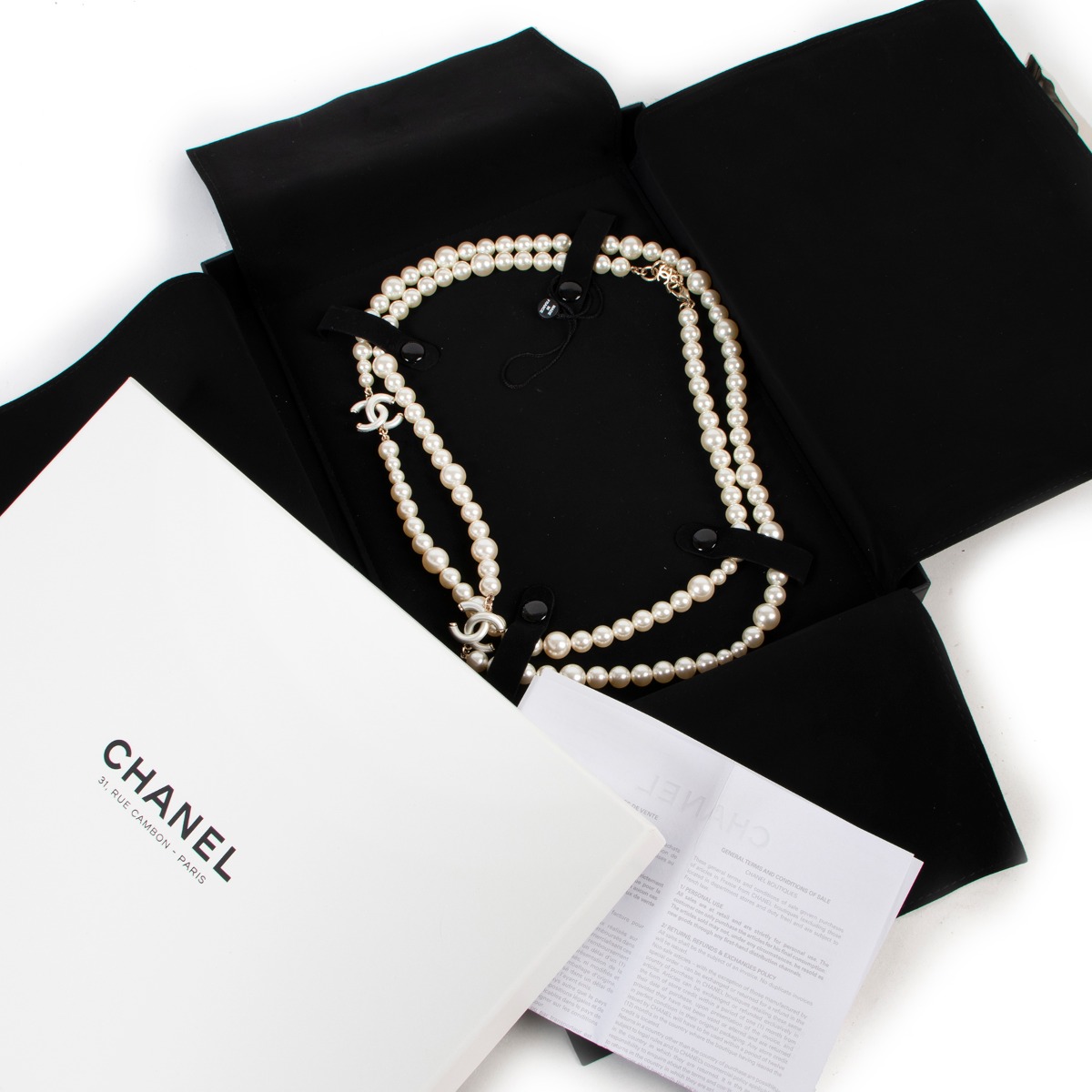 chanel logo pearl chain bag