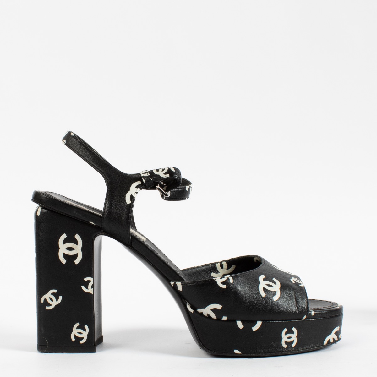 CHANELミュール Chanel 22S White Calfskin Leather CC Logo Mules Slide Sandal