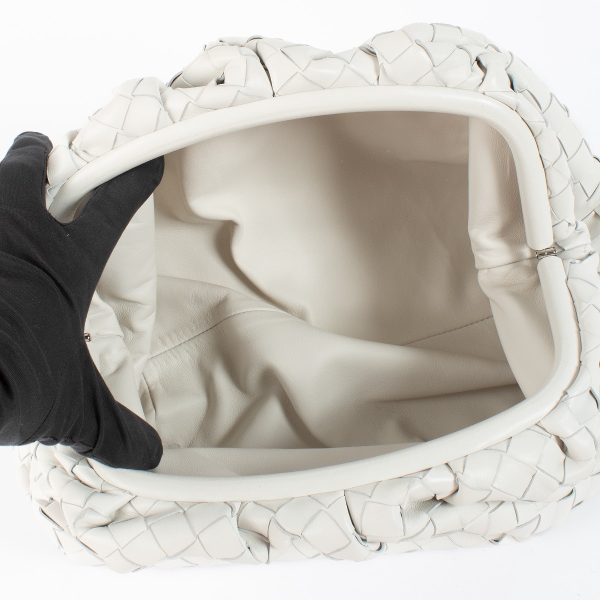 Bottega Veneta White Pouch ○ Labellov ○ Buy and Sell