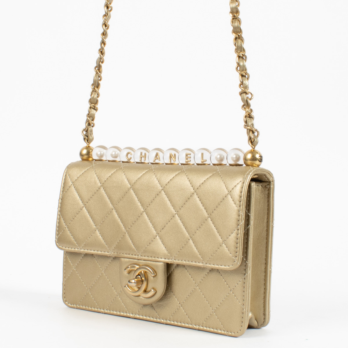CHANEL / ショルダーバッグ/レザー/GRN/無地 Chanel Gold Quilted Leather Small Chic Pearls Flap Bag ○ Labellov