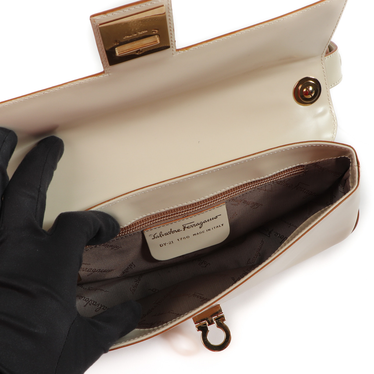 Salvatore Ferragamo White Gancio Shoulder Bag ○ Labellov