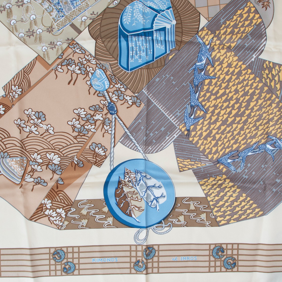 2025年のクリスマス Hermès Kimonos et Inros Carré 90 Silk Scarf ○ Labellov ワンピース