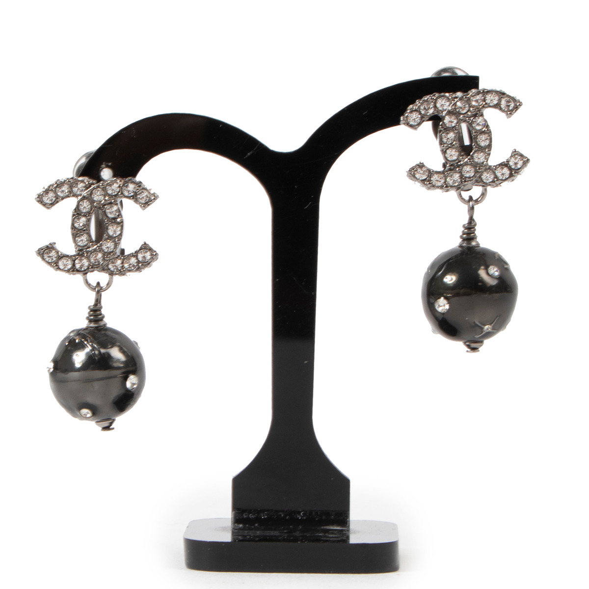Stud earrings - Resin, metal & diamantés, black, pearly white ...