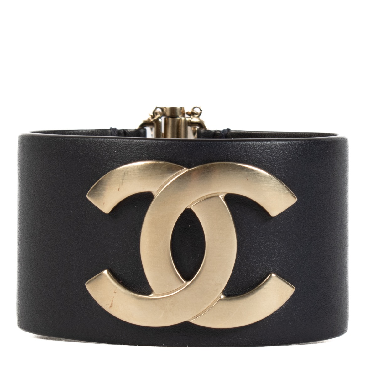 手首にまとう輝き♪【CHANEL】Cuff l & Diamantes Chanel 18C Blue Leather Cuff Bracelet ○ Labellov ○ Buy and