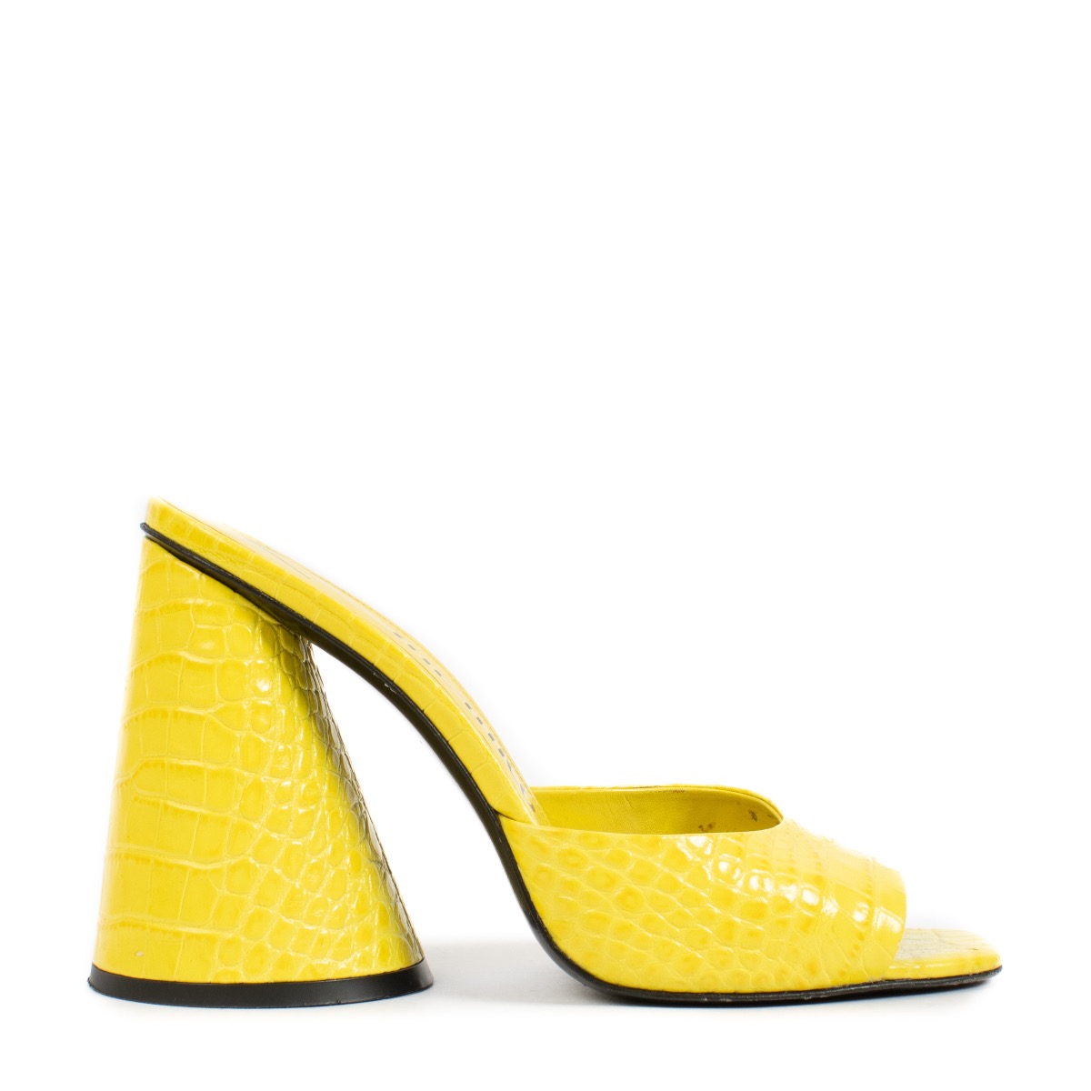 ll09017_the_attico_yellow_leat