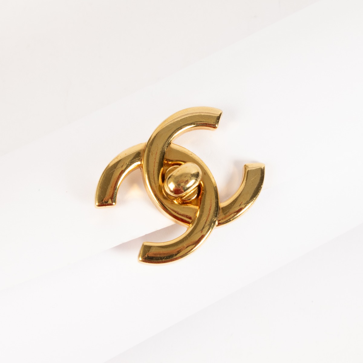 Chanel 96P Gold CC Turnlock Clasp Brooch ○ Labellov ○ Buy