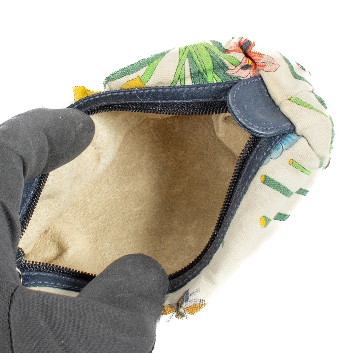 Gucci Vintage Flora Canvas Pouch ○ Labellov ○ Buy and Sell