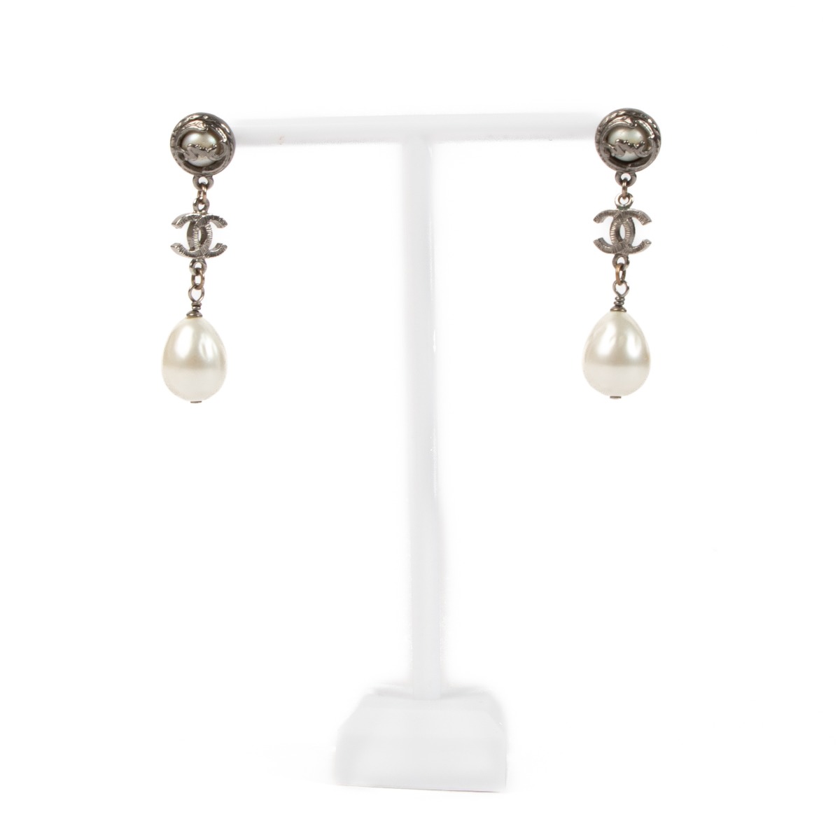 Chanel 10A White Pearl CC Earrings ○ Labellov ○ Buy and Sell