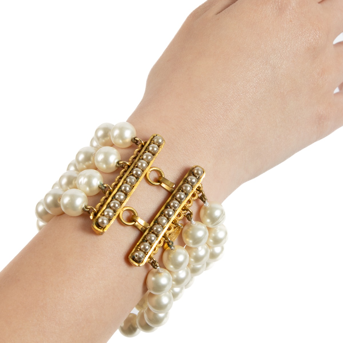 Chanel Vintage White Faux Pearl Bracelet ○ Labellov ○ Buy