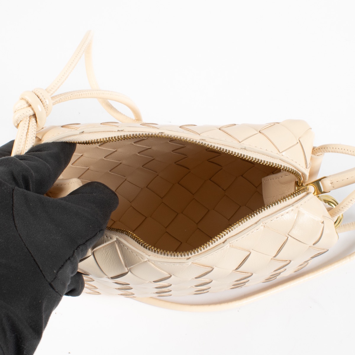 国内発送【BOTTEGA VENETA】ミニ ループ メタル ノット ボーン Bottega Veneta® Women's Mini Loop Metal Knots in Bone. Shop