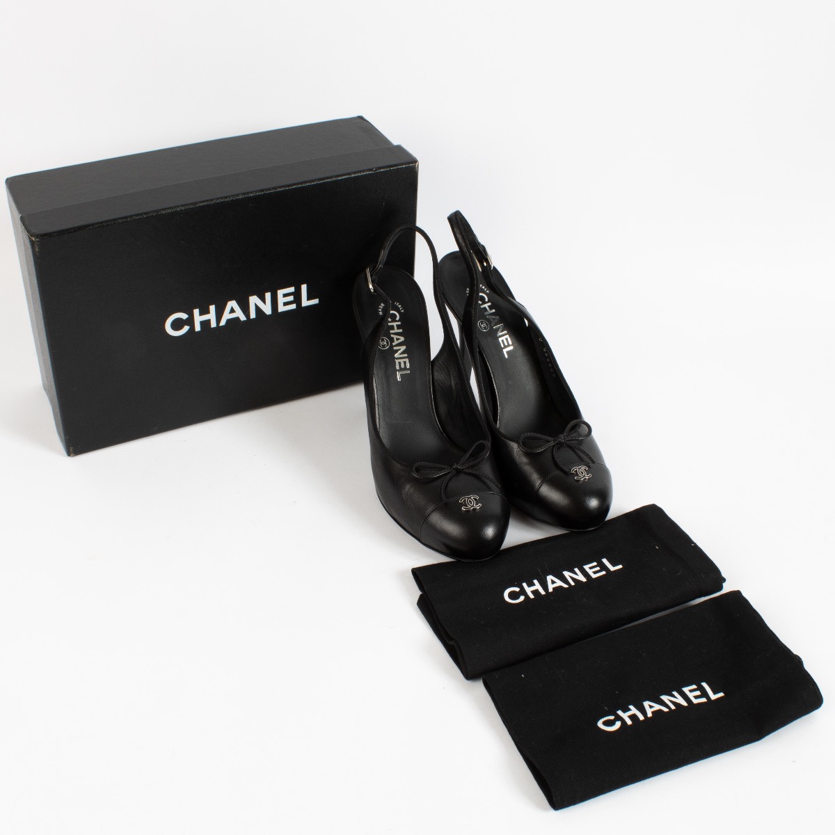 CHANEL 黒 レザー ミュール Chanel Black Leather CC Pumps - Size 41 ○ Labellov ○ Buy