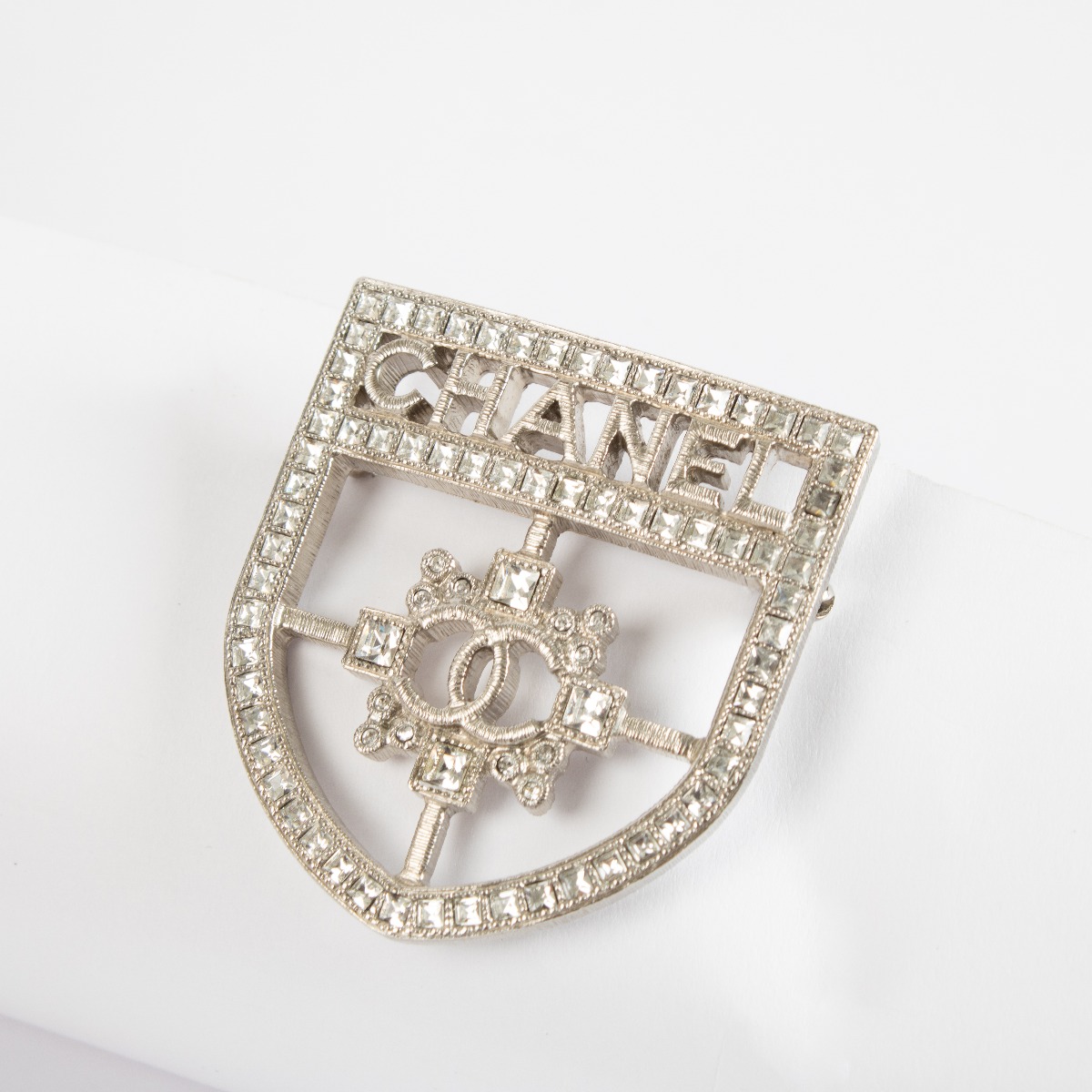 CHANEL150ML daishin Chanel Shield Crystal Brooch 16V ○ Labellov ○ Buy and Sell