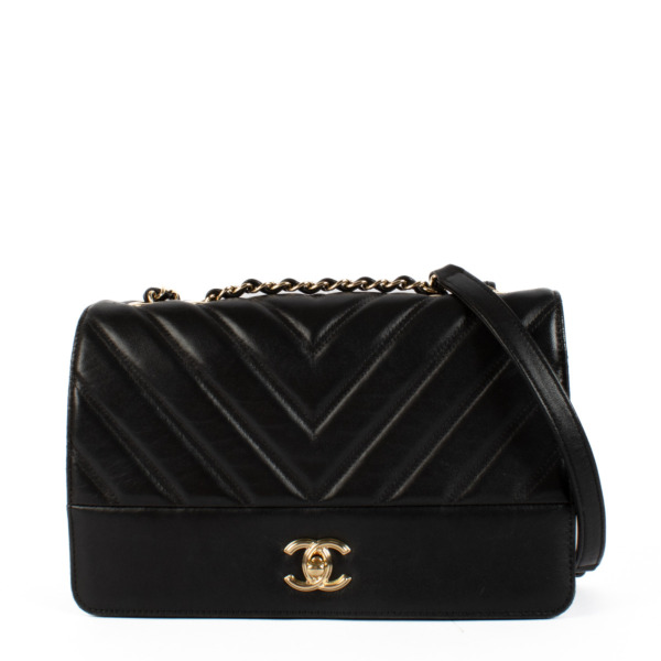 Chanel Black Leather Chevron Flap Bag ○ Labellov ○ Buy and Sell