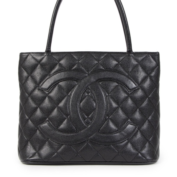 【CHANEL】black caviar medallion shoulder bag★トートバッグ Chanel Black Caviar Medallion Classic Tote Bag ○ Labellov