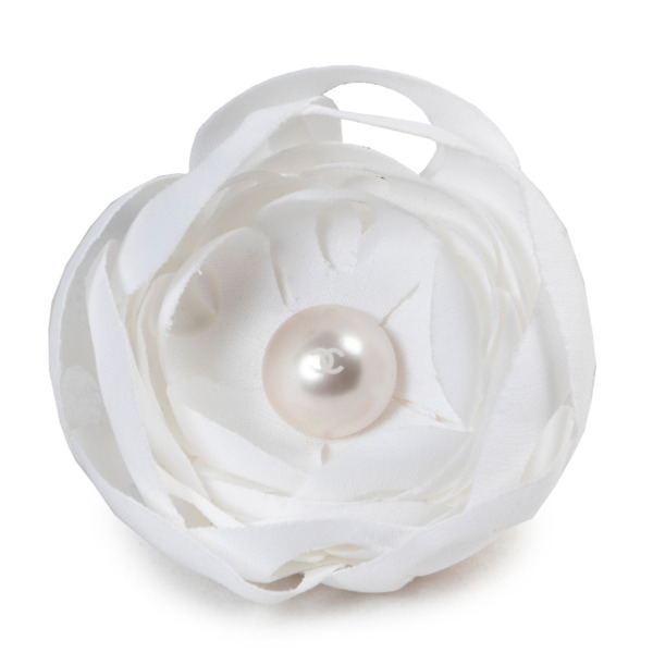 Chanel White Flower Brooch With Pearl ○ Labellov ○ Buy and Sell