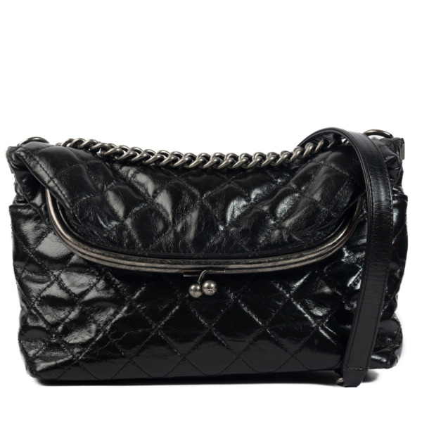 ll02005_chanel_black_shoulder_