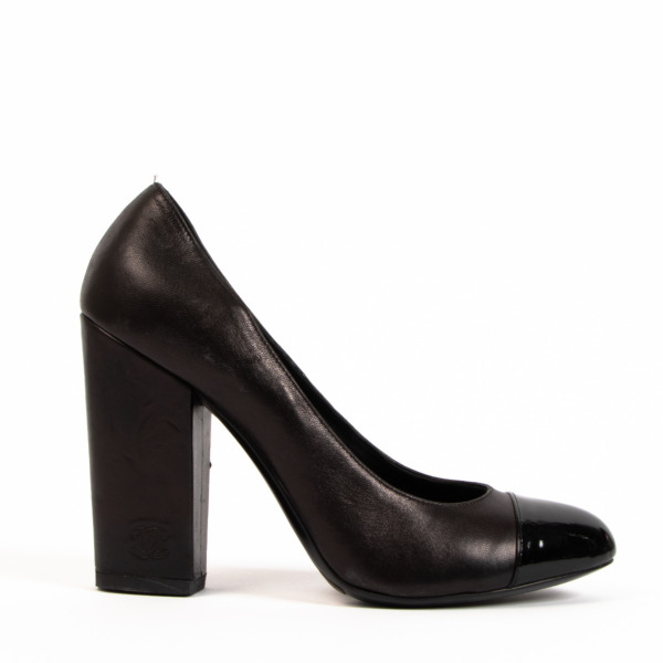 靴 CHANEL high pumps Iconic Chanel Split Heel CC Charm Logo black leather Block